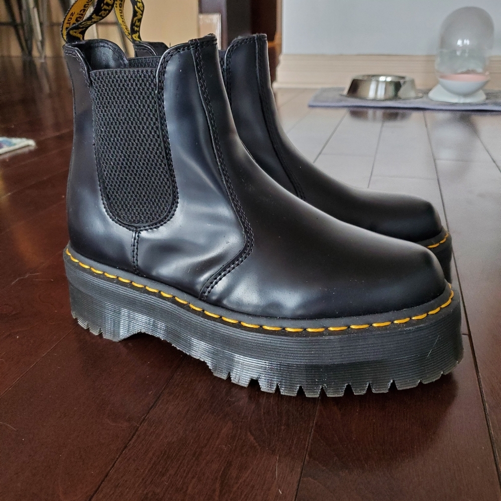 DR. MARTENS

Black Quad Chelsea Boots